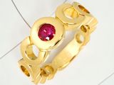 une bague en or sertie d'un rubis