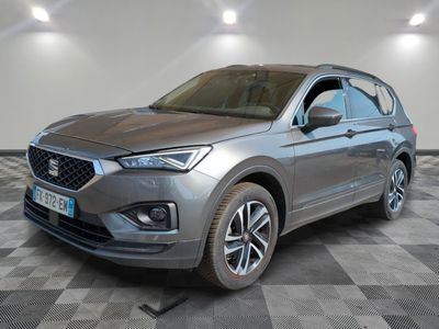 une Hyundai Santa de 2020, de couleur grise, garée sur un sol à damier