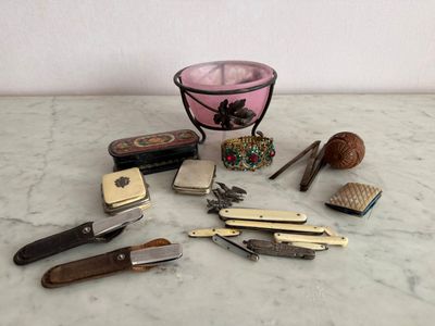 many different items that are sitting on a table