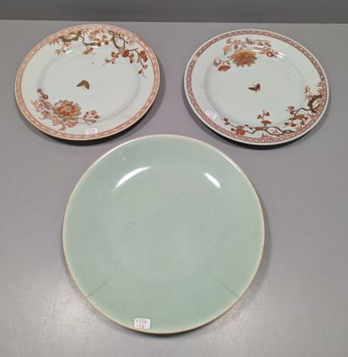 Deux assiettes et un bol sont posés sur une table.