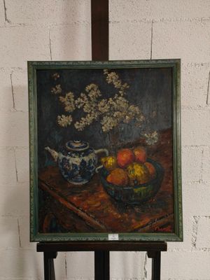 un tableau représentant un vase avec des fleurs et des fruits posé sur une table