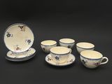 un assortiment d'assiettes et de tasses bleues et blanches sur fond noir