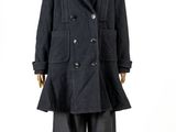 un mannequin vêtu d'un manteau et d'un pantalon noirs