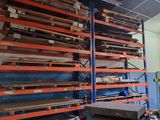 un grand présentoir contenant de nombreux objets métalliques de toutes sortes