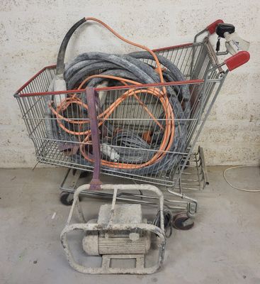 un caddie contenant des tuyaux et un chariot contenant des tuyaux