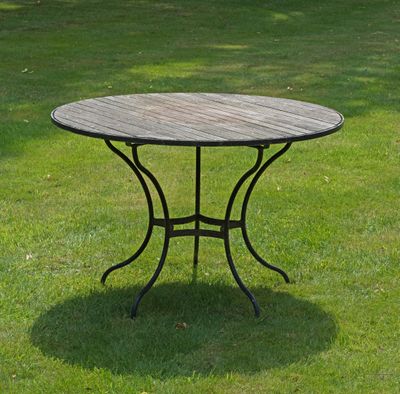une table posée sur l'herbe dans le jardin