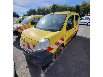 une camionnette jaune et noire garée sur un parking à côté d'autres véhicules