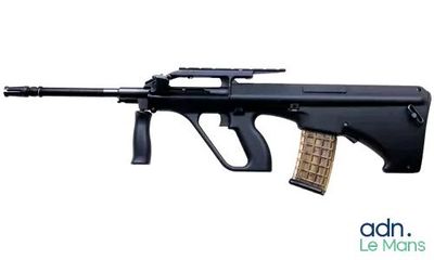 un gros plan d'un fusil sur fond blanc, avec les mots « adn le mans »