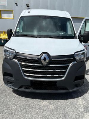 une camionnette blanche garée dans un parking