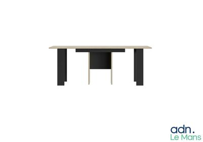 La table est en bois et possède un piètement noir.