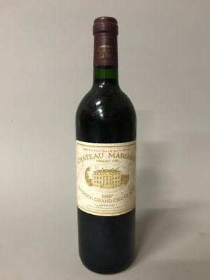 une bouteille de vin posée sur une table