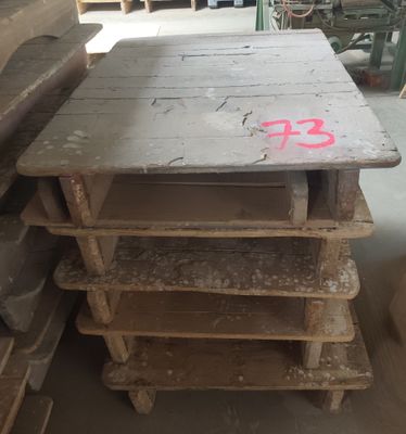 une table en bois sur laquelle est inscrit un chiffre, au milieu d'une pièce