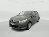 Une Citroën grise est garée dans une pièce blanche