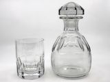 un verre et une carafe posés l'un à côté de l'autre
