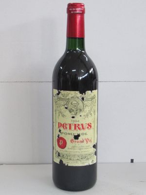 une bouteille de vin posée sur une table
