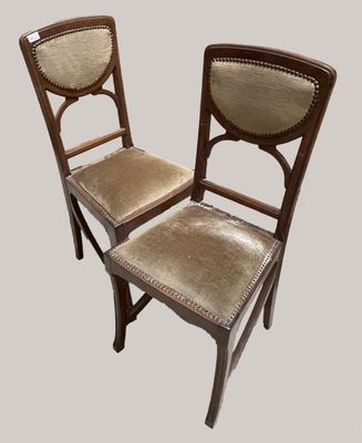 Deux chaises en bois naturel, garnies de velours jaune
