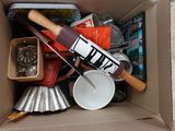 une boîte en carton remplie d'objets hétéroclites sur le sol