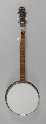 une image représentant un banjo dont le manche est orné d'un miroir