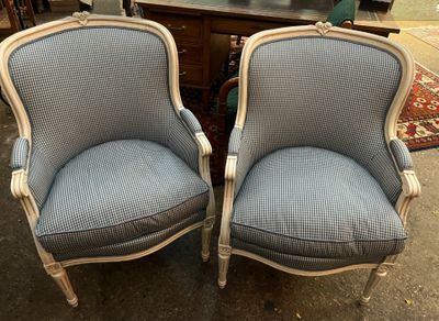 paire de chaises de style français avec un revêtement bleu, revêtement bleu, revêtement bleu, revêtement bleu, revêtement bleu, revêtement bleu, revêtement bleu