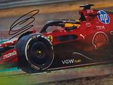 photo dédicacée d'une voiture de course Ferrari en pleine action sur un circuit