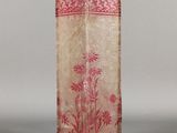 un vase en verre orné d'un motif rose et doré
