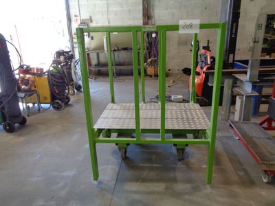 une image représentant une pièce dans laquelle se trouvent une table et des chaises