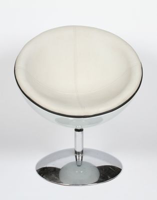 une photo d'un fauteuil en cuir blanc avec un piètement chromé
