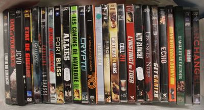 une grande quantité de DVD empilés les uns sur les autres sur une étagère