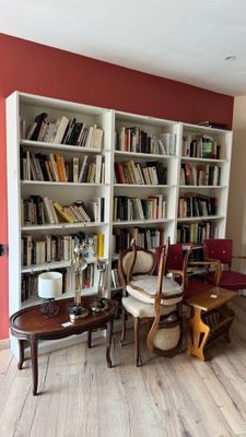des bibliothèques dans un salon rempli de nombreux livres et de meubles