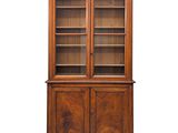 une bibliothèque en bois à deux portes, dont l'une est vitrée
