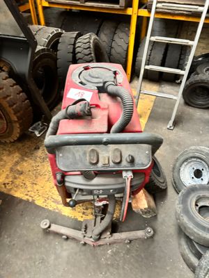 une machine rouge posée sur le sol