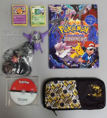 un sac contenant des objets Pokémon et un CD posés sur une table