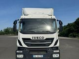 un camion blanc garé dans un parking