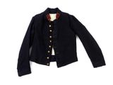 un gros plan d'une veste noire sur fond blanc