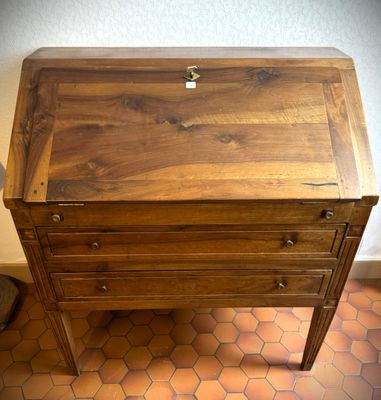 un petit bureau en bois surmonté d'un tiroir