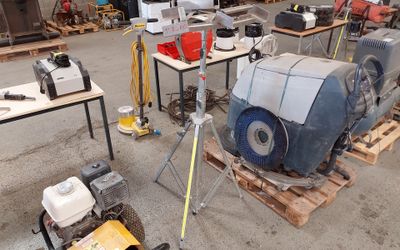 de nombreux types de machines différents dans un entrepôt