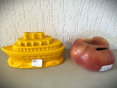 deux pommes posées l'une à côté de l'autre sur une table