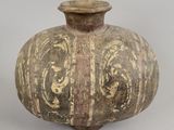 un vase orné d'un motif marron et blanc