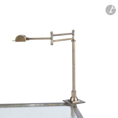 une image représentant une lampe posée sur une table en verre
