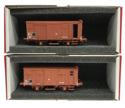 deux wagons exposés dans une vitrine