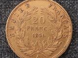 une pièce d'or ornée d'une couronne de feuilles