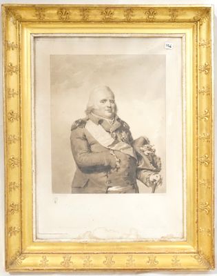 une vieille photo d'un homme en uniforme militaire tenant un chien dans ses bras