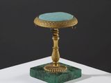 une image représentant une table dorée et verte avec un plateau bleu