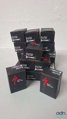 une pile de boîtes noires portant des inscriptions rouges