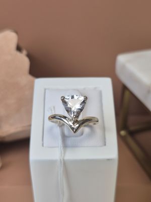 une boîte blanche contenant un anneau