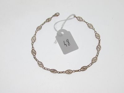 gros plan d'une chaîne de bracelets portant une étiquette de prix