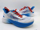 un gros plan sur une paire de chaussures avec des lacets bleus et rouges