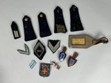 un gros plan sur un tas de badges posés sur une table