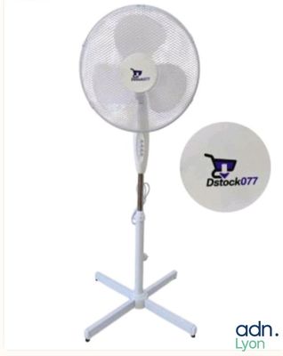 Le ventilateur est blanc et porte un logo.