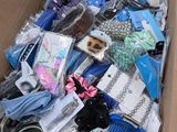 une boîte en carton remplie d'articles divers à vendre